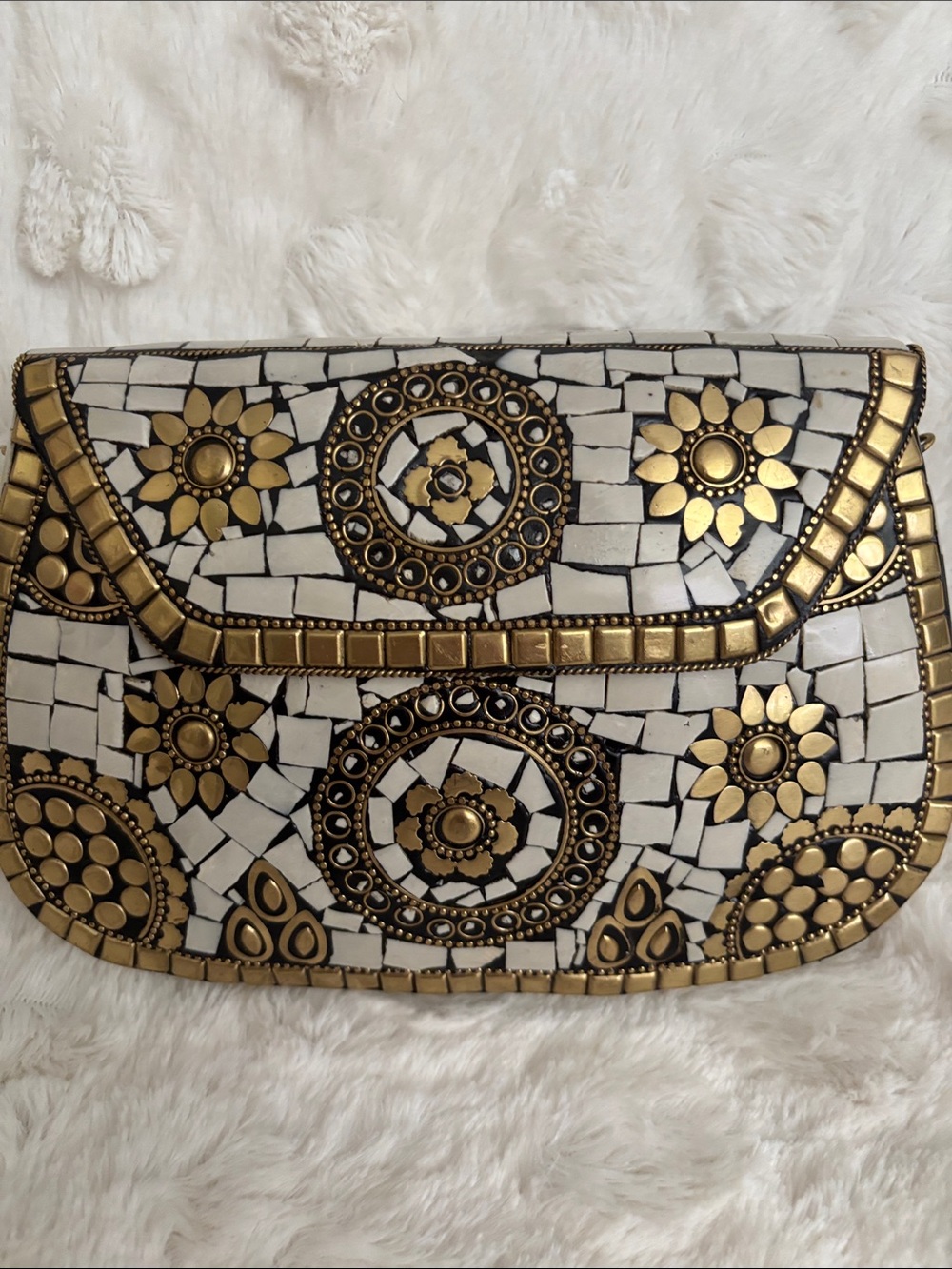 Antik Kraft White and Gold Mosaic Floral Embellished Crossbody/Clutch - Picture 3 of 10